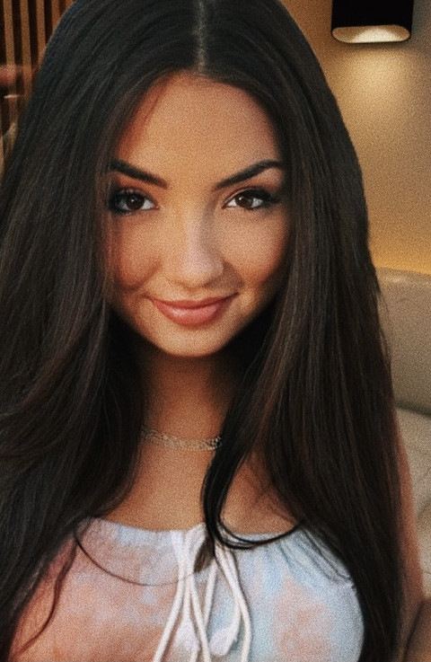 Your 19yr old Girlfriend 🤍 profile picture