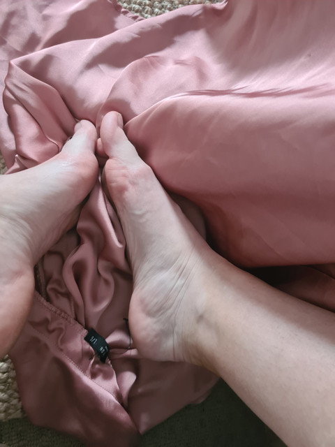 Her pretty feet profile picture