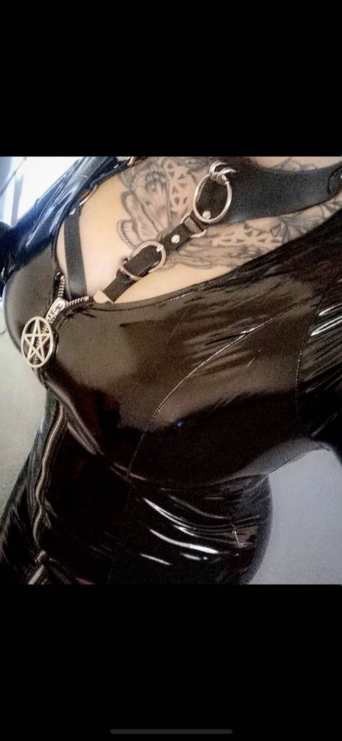 @tattedgothgirl