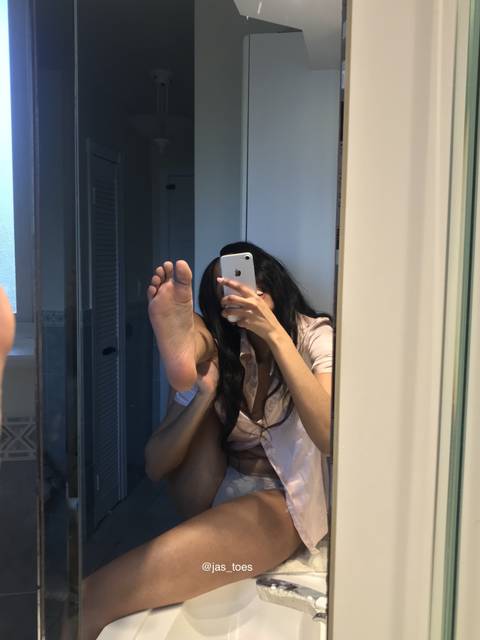 jas_toes