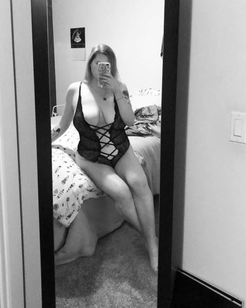 @realhotgirlellie