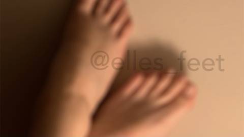 elles_feet nude