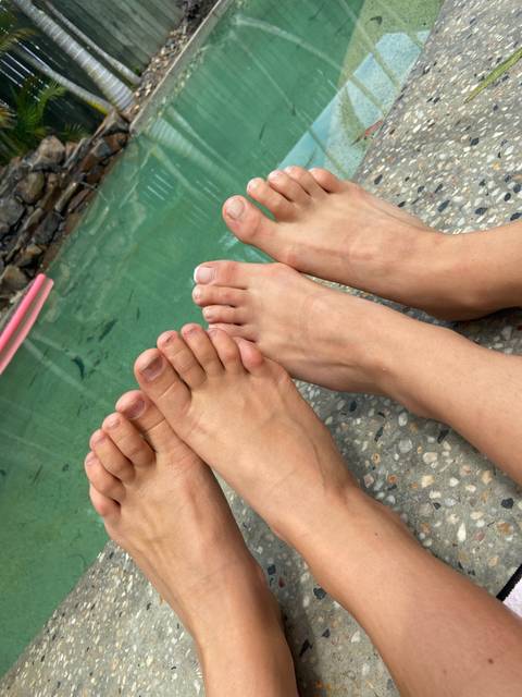 twogirlsfour.feet