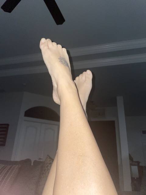 lauraspetitefeet21 nude