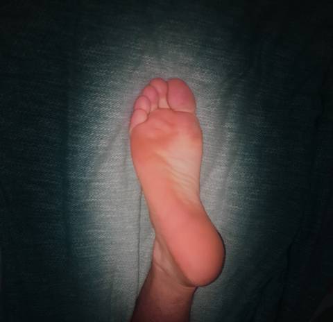 muscle-man-feet