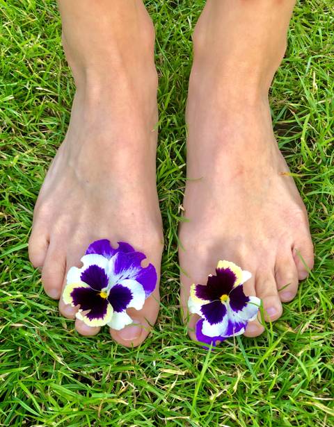 feet.in.flowers