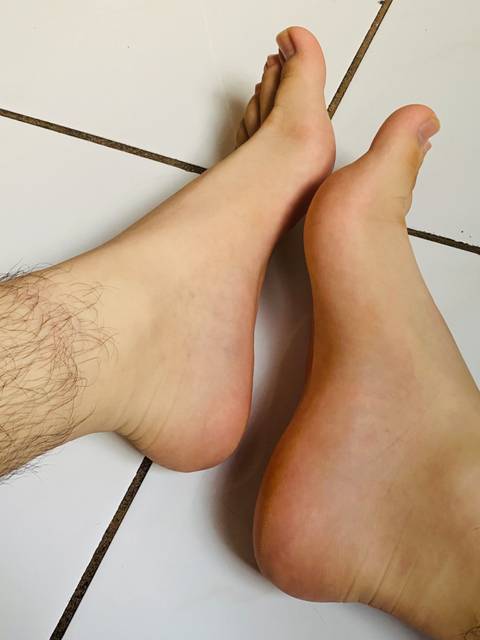 feetandres nude