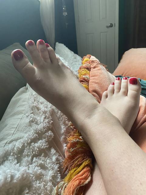 footsy_clara