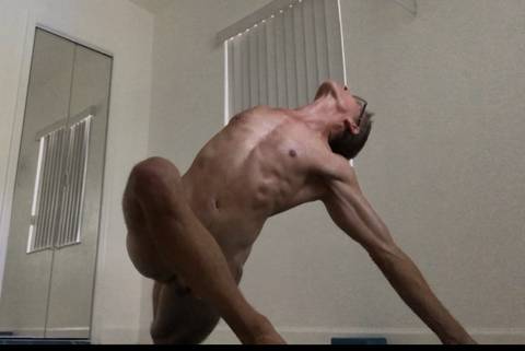 nakedyogaman