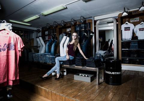 Mona - burgundymona OnlyFans