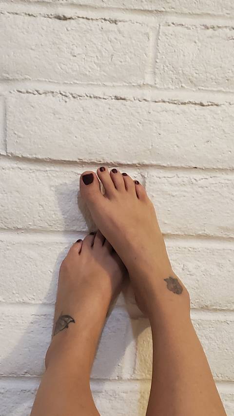 eveplayingfootsies nude