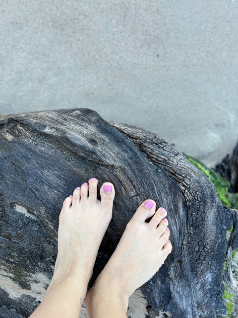Feet in the beach profile picture