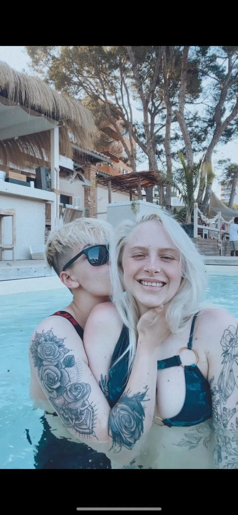 COUPLES PAGE // 18+ NSFW profile picture