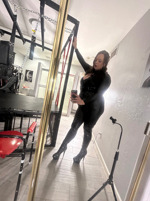 Thee Strap Queen 👑 profile picture