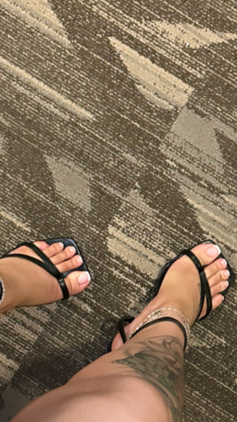 let’s feet around ☺️ profile picture