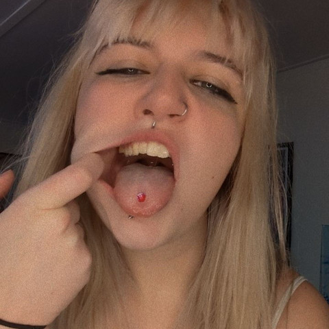 Holly profile picture