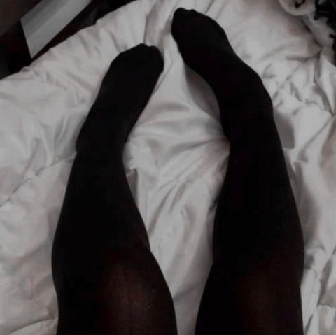 Bare feet profile picture