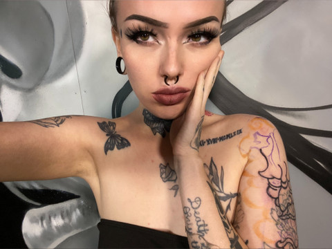 Cute whimsical goth girl  ⛓️🌙 profile picture
