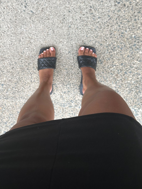 ónly feet and shadows profile picture