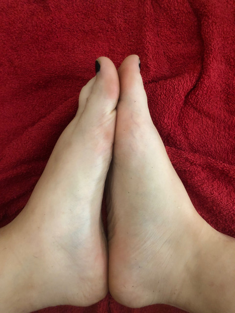 Feetinred profile picture