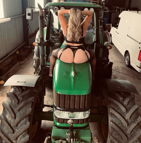 Hot-CountryWife profile picture