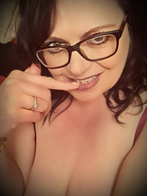 Mature Busty MlLF - 44J Natural Tits profile picture