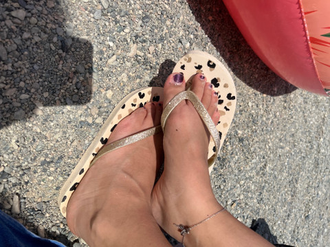 Strange and pretty feet profile picture