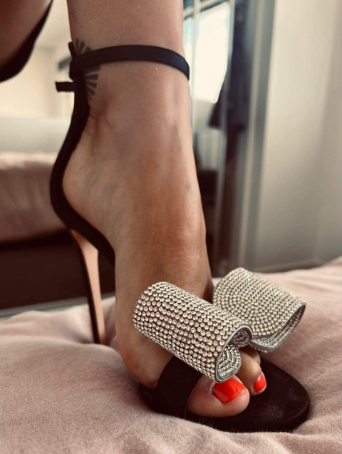 Krystal's kinky feet profile picture
