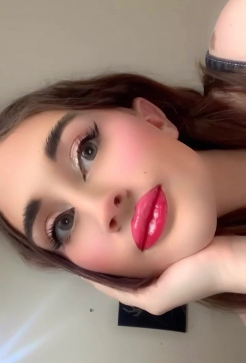 Lily 🌸 profile picture