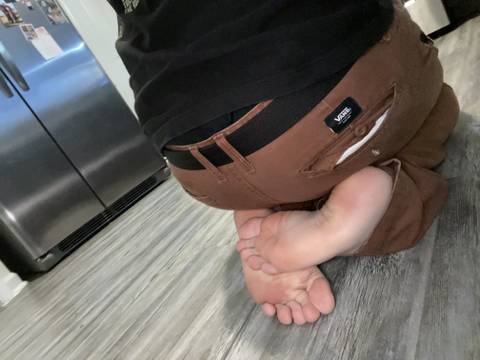 @feetthangs nude feetthangs nude