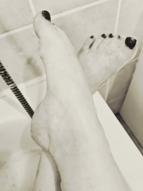 Barefoot Brunette profile picture