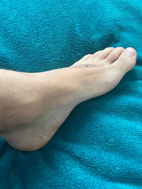 Bare feet profile picture