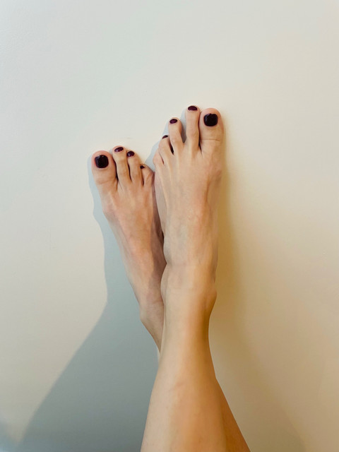 Fickle Feet 😈 profile picture
