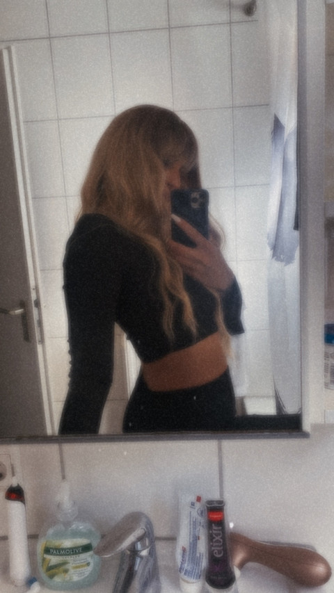 Lara - addicted to heels profile picture