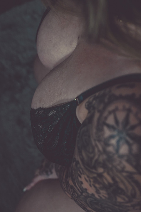 CurvyHotWife profile picture