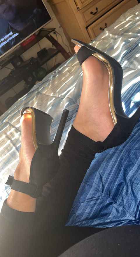 Doll feet profile picture