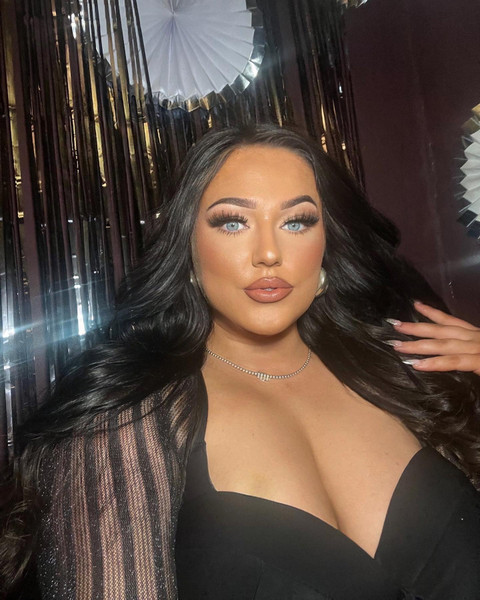 Your Curvy Girl 😝 profile picture