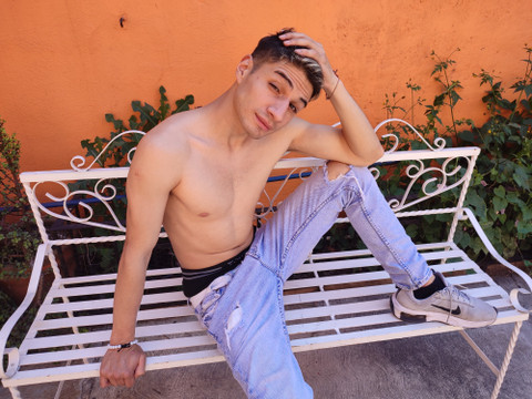 STRAIGHT FEET HOUSE profile picture