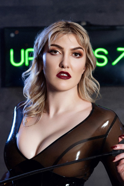 Pure muscular female supremacy - 6'2" profile picture