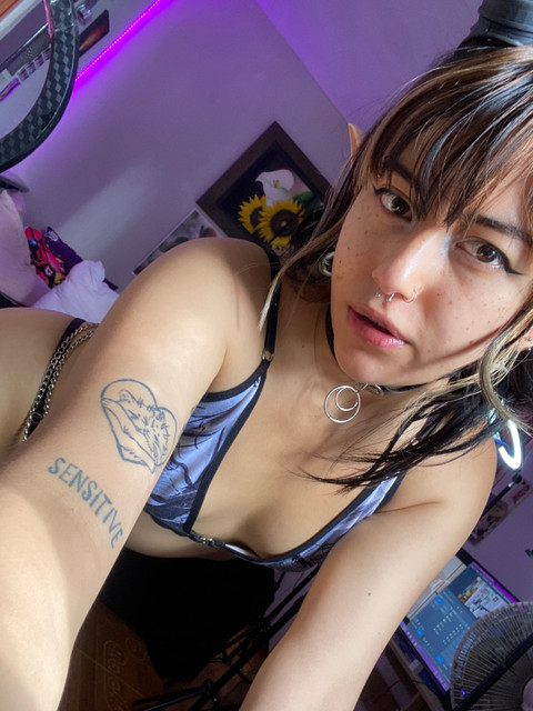 Sweet waifu profile picture